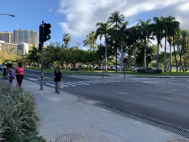 アウトリガーとワイキキショアの間の小道を抜けていきます。