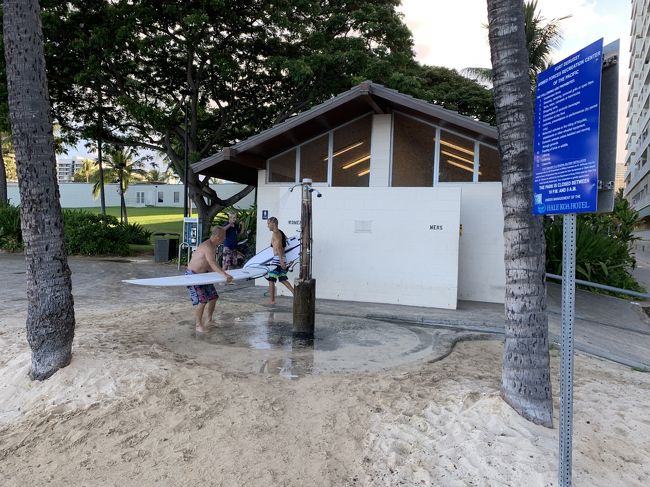 旅行ラストのビーチを見終わりホテルに戻ります。<br />ワイキキショアと公園の間にあるトイレとシャワー。