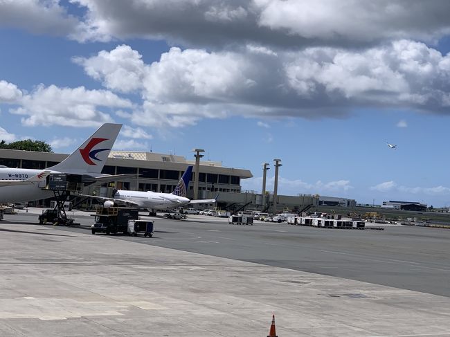 いろんな航空会社の飛行機が駐機されてます。
