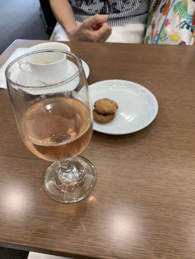 食後はクッキーとスパークリングワインを頂きました。