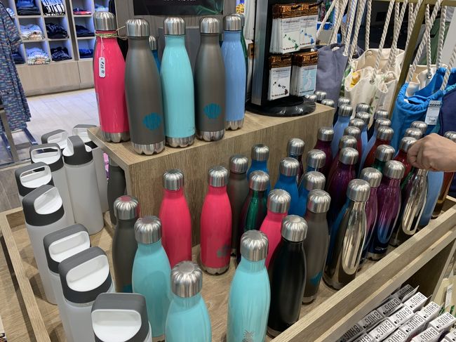 もう少し時間が有ったので、免税店や売店を覗きます。<br />ステンのボトルが売ってました。