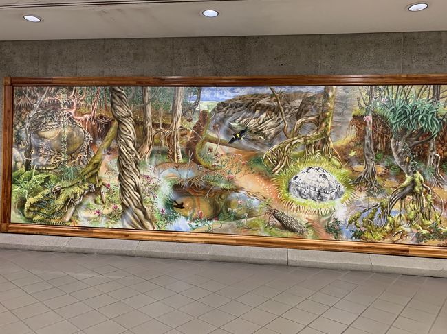 時間になったので搭乗口に向かいます。<br />途中に良い感じの絵が展示されてました。