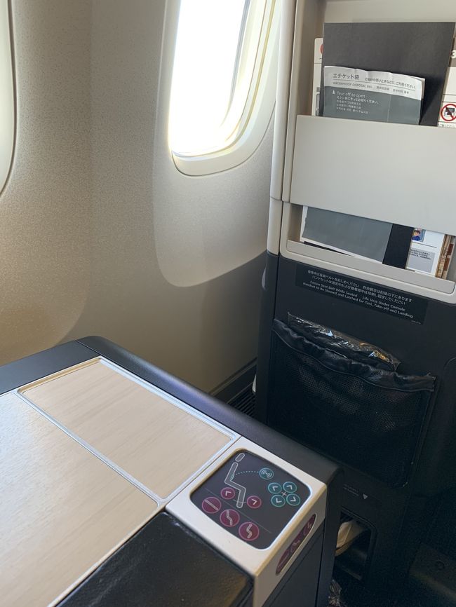 窓側には大きなテーブルがあります。<br />奥様は４Ａで逆配置。偶数のほうが席が窓側にあり隣と離れています。<br />奥様に良いほうを譲りました。