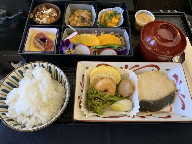 安定飛行になり昼食です。和食にしました。<br />どれも美味しいです。ごはんが炊き立てのようで美味しかった。