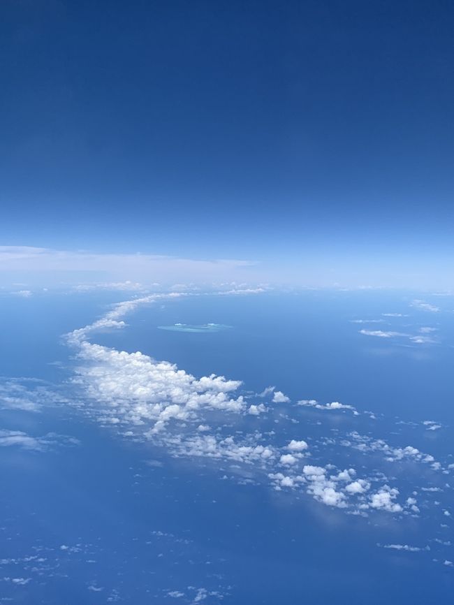 食後映画を見たりマッタリしてるとＣＡさんがミッドウェー諸島が見えますと教えてくれました。