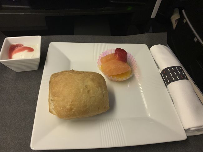 映画を２本見て仮眠すると軽食の時間となり、美味しく頂きました。