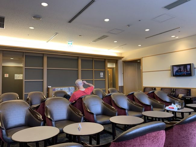 意外と空いてます。<br />時間となり搭乗口に移動しバスで搭乗機まで行きました。