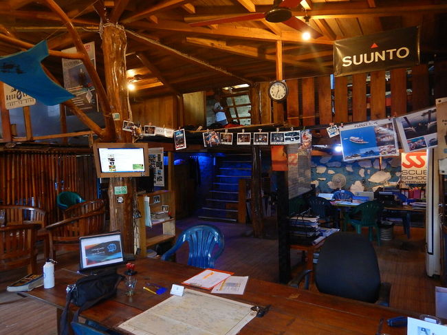 空港からおよそ10分の街のメイン通りにあるショップに着いた。いかにも南国らしい内観。翌日からのアドバンスアドベンチャーダイバーになるための講習について説明を受けた。