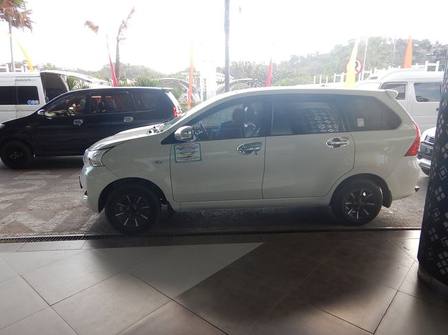 今回のメインであるダイビングはこの地では珍しく日本人スタッフのいるダイバーズパラダイスコモドというショップにお世話になる。空港までショップがタクシーを手配してくれた。