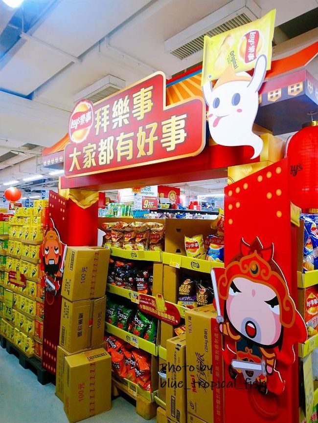 ちょうど鬼月（旧暦7月）が始まったばかりで、御供え用のお菓子が沢山売られていました。