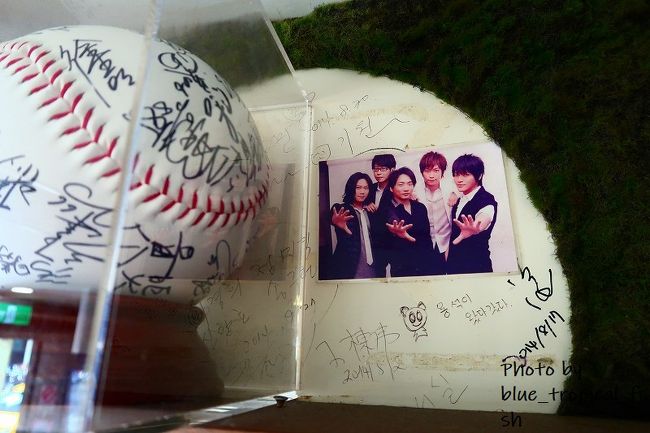 階段付近に野球選手のサインがいっぱいあったのですが、その中に五月天を発見★