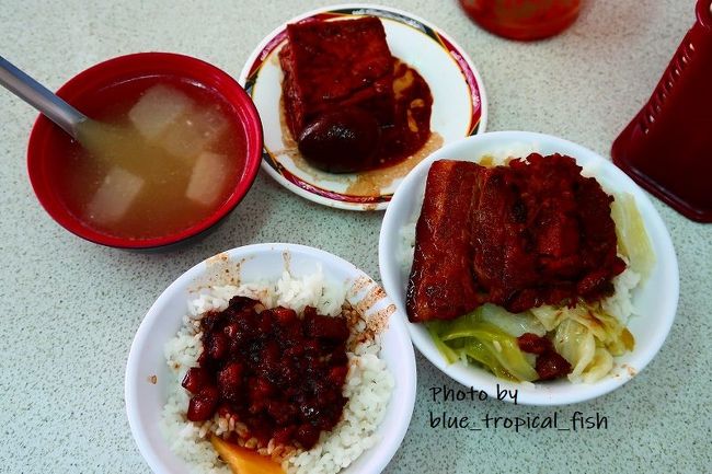 Tさんは魯肉飯、私は燉肉飯、油豆腐、滷蛋。スープはごはん物を頼むとついてきます。3種類あるうち、大根のスープを選びました。