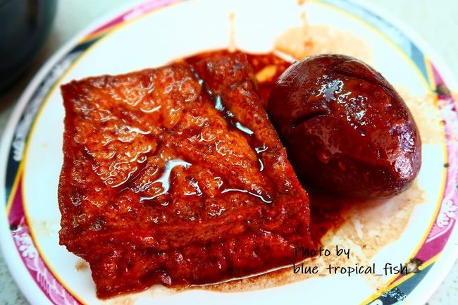 油豆腐と滷蛋。外観だけ見ても間違いなくおいしい！と思わせる照り。