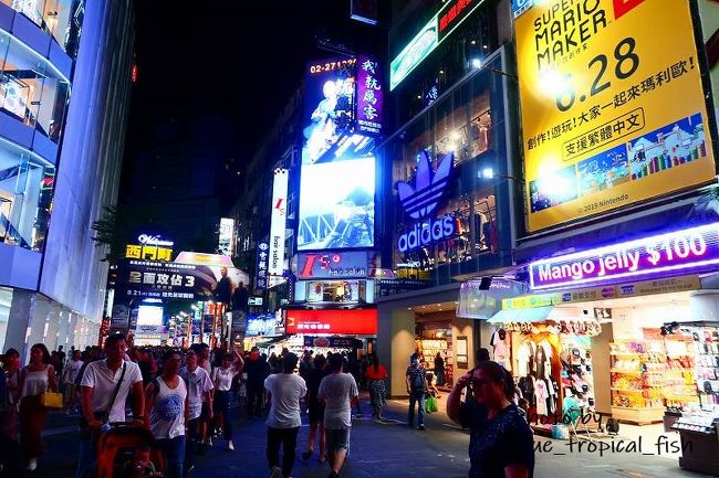 フェスから西門町に戻ってきました。22時過ぎ。<br /><br />さすが西門町若者でにぎわっていました。