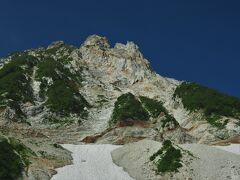 杓子岳（左）と岩峰群もはっきり。