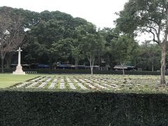 連合軍共同墓地 時間がないので車窓からパチリ これでツアー終了 730バーツはあり得ない内容 すごく充実した1日でした 太ったニコラスケイジさんがバスの中で大声で喋ってたのは勘弁だったけど