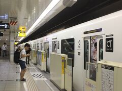 福岡空港には福岡市営地下鉄が乗り入れています。
JR博多駅、福岡の中心・天神を通って、そのまま佐賀県の唐津まで行けます。