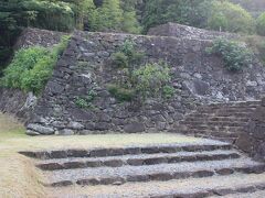 名護屋城跡めぐりをスタート。

まずは道の駅から近い「山里口」というところへ。
ここは修復された当時の石垣が残っていました。

このあたりは豊臣秀吉の普段の住まいである「太閤居館」があったそうです。