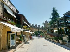 サンマリノ歴史地区
城壁のフラッタ門を振り返って・・・

左手はショッピングモール「Alida di Maccagli Susanna」、右手はカフェ「Cesare Caffè」