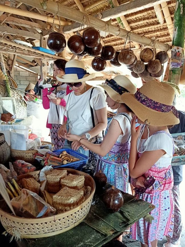 こちらでお塩を2㎏購入。<br /><br />お土産用のブレスレットとかも売ってます。<br />そして、ブレスレットを売ってくるおばさんもいます。