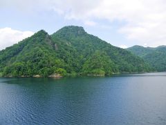 息子の見送りもなく、寂しくホテルをチェックアウトして定山渓ダム湖へ。

さっぽろ湖。札幌市の水瓶だそうです。周りの山には小天狗、天狗などの名称。