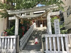 麻布氷川神社から徒歩約10分ほどで十番稲荷神社へ到着。
大江戸線の7番出口からすぐの神社です。

鳥居にしめ縄です。