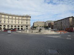 その北西には共和国広場Piazza della Repubblica。