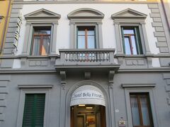 15時、あらためてホテルへ。今回宿泊するのはHotel Bella Firenze。駅に近くて高くなくて評判が良いという穴場みたいなホテルだ。