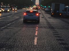 シャンゼリゼ通りの夕景　綺麗～☆横断歩道を渡った所。
夕飯を食べて遅くなったが、エッフェル塔の照明を見る事にする。