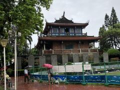 昼食後は、まず、赤&#23809;楼（チーカンロウ）。
オランダが統治していたときの城。その後、台湾の最高行政機関が置かれたという。
今は、史跡公園。