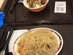 台南から台北へ戻って夕食。
台北駅の２階のフードコートで牛肉飯と焼きビーフン。
疲れていたので、レストランを探す元気がなくて。地元の人でいっぱい。席を確保するのに一苦労。