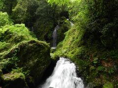 大きな滝ではありませんが、周囲の苔むした断崖とそこに流れる清流…
癒される風景ですね♪

ではそろそろ戻ることにしましょう。