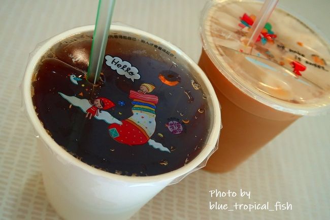 ドリンク来ました。私はアイスティー、Tさんアイスラテ。