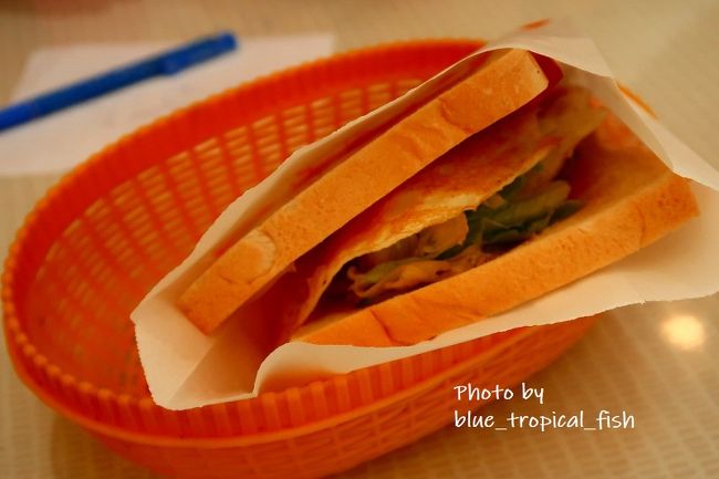 Tさんのサンドイッチ。<br /><br />入れ物、なんか懐かしい。「昔ロッテリアに行くとこういう入れ物に入って出てきたよね！！」と言ったら、Tさんあんまりよくわかってくれませんでした(-_-;)