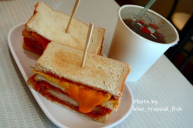 私のDセット。ボリュームたっぷりサンドイッチ。挟まっているのはチーズ入りオムレツ、そしてサクサクチキンカツ。で、トーストにはピーナツバターがたっぷり塗られていました。カロリーが高いことは一目瞭然ですが、ピーナツバターとチキンカツとオムレツのチーズが相性抜群で、とてもおいしかったです。