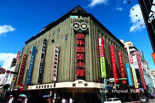 萬年商業大樓、青い空に映えてます！！<br /><br />タイ人がひとりずつこのビルをバックに写真撮ってました。タイ人的にもツボなのね！！