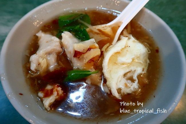 花枝羹。おいしかったです。<br /><br />娘はTさんが頼んだ魯肉飯を少し食べました。「オイシイオイシイ」と言っていました。すると近くに座っていた香港人のおじちゃんが娘に広東語で話しかけてきました。そしていきなり携帯を取り出したので何？？？と思ったら、「SONY!」だって。SONYの携帯使っているよアピールでした。嬉しかったです(笑)嬉しいついでに「私たち香港に住んでいるんです」と言ったら、いきなりおじさん広東語モードに。つたない広東語で返して、何とかコミュニケーションとりました。香港人のおっちゃんいいわぁ、好きだな。最後に「香港で会いましょう～」って言ったら、嬉しそうに手を振ってくれました♪