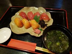 無事八丈富士を下山し、空港周辺にある郷土料理 厨(くりや)さんで島寿司を頂きます。
上からメジマグロ、左がメダイ、右が岩海苔だそうです。
口に入れた瞬間に感じる歯ごたえと、それと同時にネタのとろける感じが忘れられません～
島寿司はわさびの代わりに練りからしが使われているそうです。
うまー!!

実はこの時点で13:30を回っていました。
八丈島は一周するのに車でノンストップでも一時間半かかります。
ゆっくり観光する時間はもはや残されていない…!