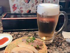 16:00頃チェックインをしたら、「出国審査はちょうど17時台出発の方たちで混雑していますので時間をずらしたほうがよいですよ」のアドバイスを頂いたので、少し時間を潰しましょう。
色々魅力的なお店がありそうでしたが本屋だけをブラブラします。娘用に1冊本を買ってから、5階の回転寿司屋さんで日本食を食べ納め☆
生ビールもお寿司もとっても美味しかったです！