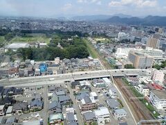 霞城セントラルの24階の展望室に行ってみます

先ほど行った霞城公園が眼下に見えます