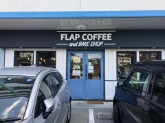 名護に戻ってコーヒータイム。
ネットで検索して出てきたお店「FLAP COFFEE」。
お店前の駐車場もちょうど空いていたので助かりました。