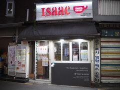 しばらく歩くと見つけましたISAAC。何かやたら並ぶとかで有名らしいですね。
ドアの所にはOPENING HOUR  MON-SUN 24H HOUR 書いてありますが、どう見ても閉店中。看板に偽りありとはこの事ですな。
まぁとりあえず明日の朝来て、その凄さとやらを見てみますか。