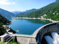 黒部湖駅から歩くこと10分、感動の絶景が待っていました。まずは展望台から黒部湖を眺めます。昔深刻であった電力不足を解消するため、昭和31年に着工して7年の歳月と当時の金額で513億円という工事費を投じ、延べ1000万人の労働力によって完成されたのが黒部ダムです。黒部ダムの貯水量は東京ドーム161個分だそうですが、簡単には想像できません。。