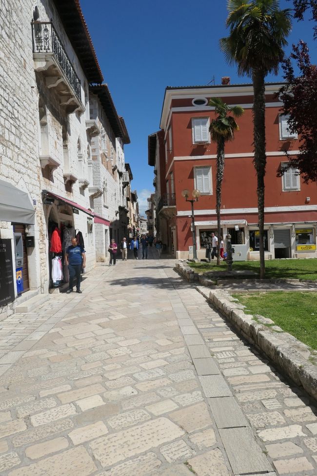 旧市街中心にある小さなマラフォー広場 を通過して、海辺に出てみました。