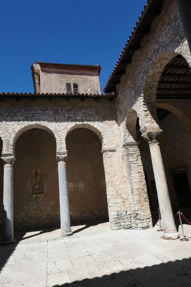 聖堂の中に入ってきました。ここは博物館です。