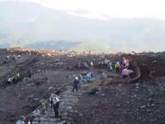 表富士宮口登山道 
この高さまで来ると、空気の薄さを感じます。日中の登山疲れ出てくるので、登山メンバーも列も伸びています。