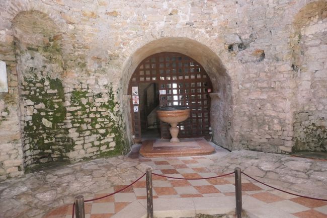 礼拝堂で使われていた水盤のようです。