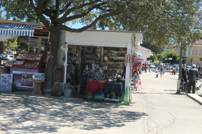 マリーナにはお土産物店やカフェレストランなどがあります。お土産物店には教会関連のグッズの他にディズニーキャラクターなども売られていました。