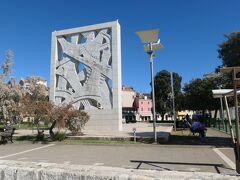 小さな公園があり、白色のオブジェがありました。「ファシスト戦没記念碑  」で、1956年の建造ですので、クロアチアが共産圏に属していた頃に建てられたことになります。石碑のデザインに旧ソ連の芸術色が感じられます。