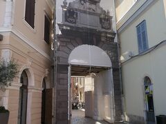 バルビ門（Balbi's Arch）はチトー広場から見える箇所にあるロヴィニ旧市街の観光スポットです。中世（1678-1679)に建てられた門で、門上部にあるトルコ風とベネチア風の見事な彫像が見ものです。
チトー広場から門の方に進みましたが門らしい遺跡がありません。良く見ると門がある場所にカバーが掛けられていました。カバーにバルビ門の写真が描かれていました。訪問時（2019年5月）は補修作業が進行中で、残念ながらバルビ門をしっかりと見ることはできませんでした。